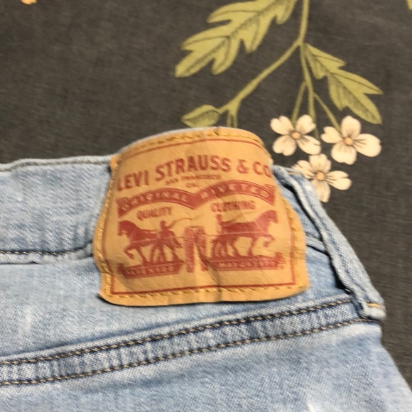 Levi’s Mid-Rise Boyfriend Classic Tapered Leg Stretch Jeans in Light Wash Denim - Picture 8 of 8